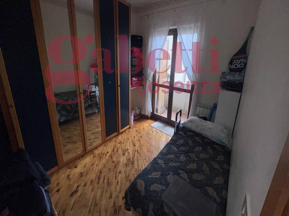 Samostatný dům na třech podlažích s terasou v Cerisano - 2