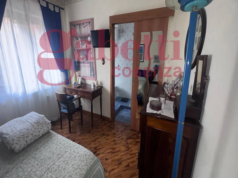 Samostatný dům na třech podlažích s terasou v Cerisano - 4