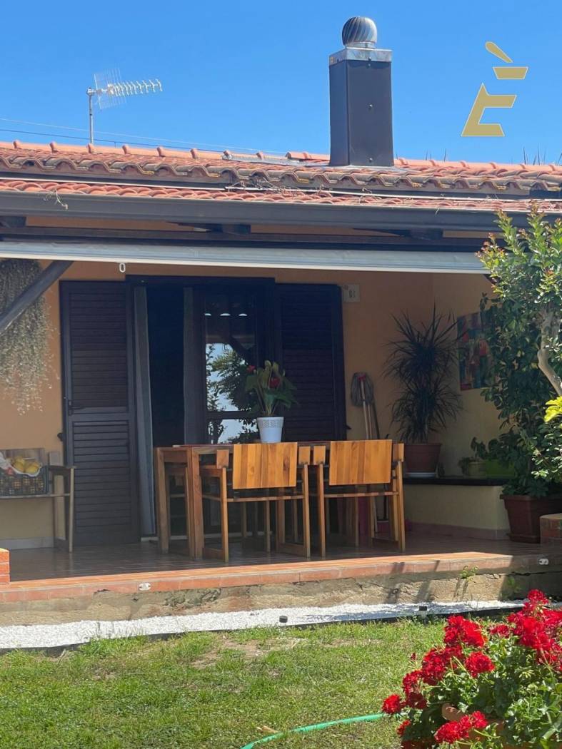 Zrekonstruovaná vila se zahradou a bazény v Capo Vaticano