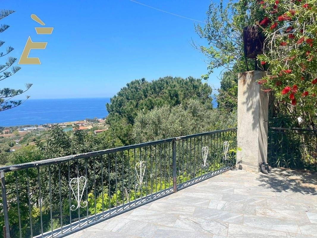 Samostatná vila s výhledem na moře a Stromboli v Ricadi - 2