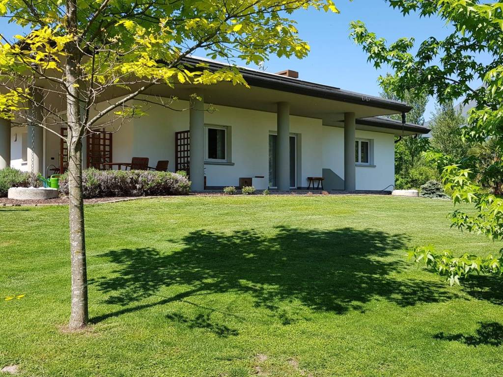 Samostatná vila s velkou zahradou v Avasinis