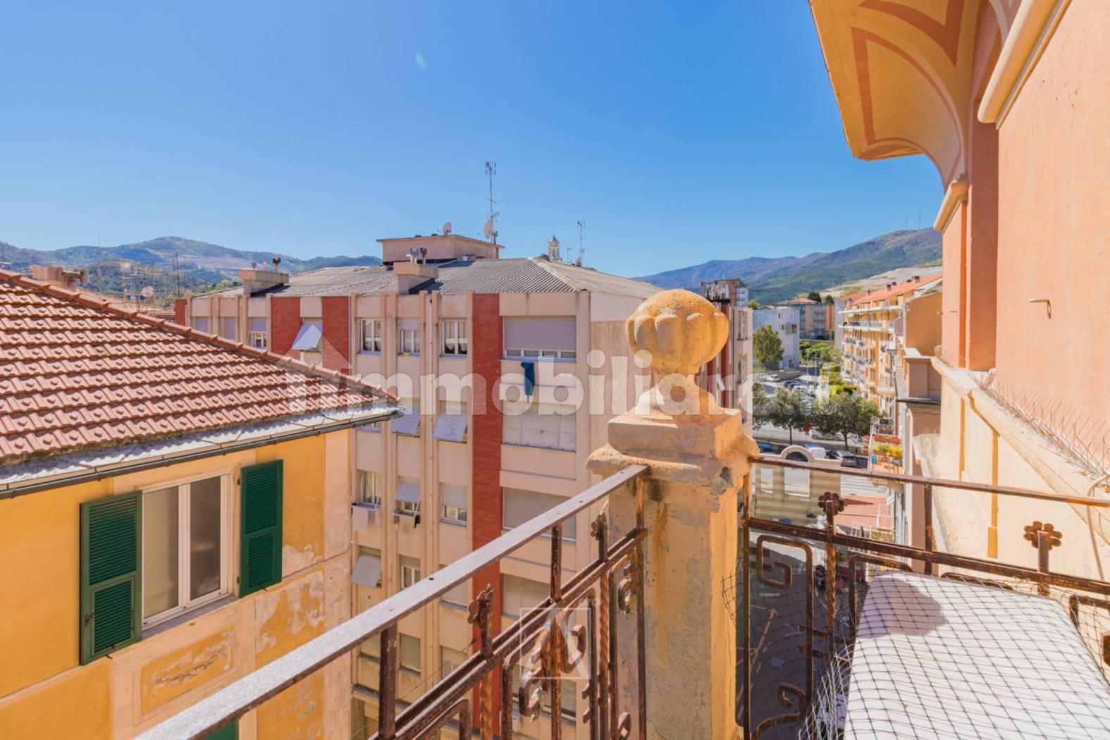 Bright Top-Floor Three-Room Apartment in Central Vado Ligure