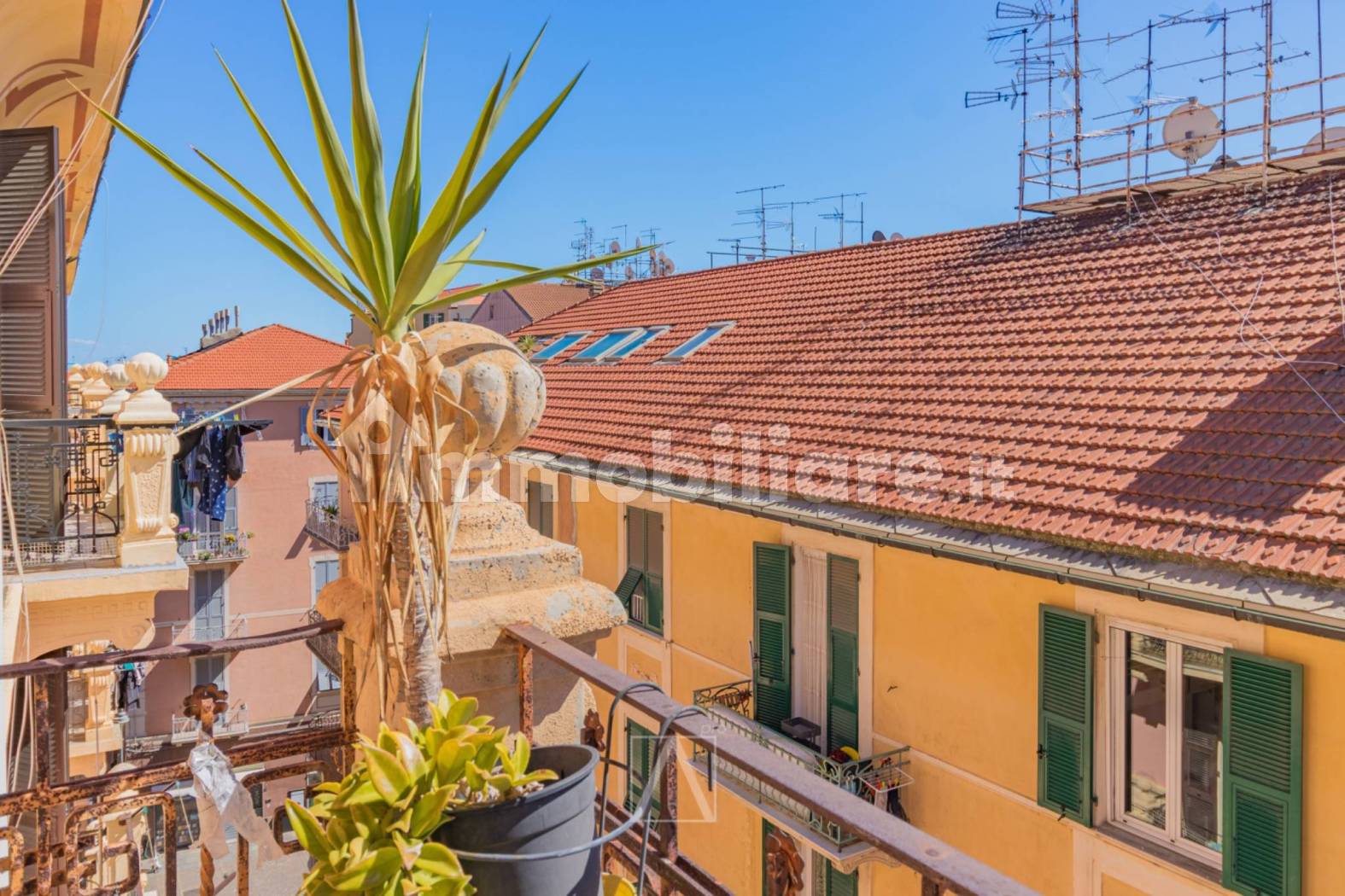 Bright Top-Floor Three-Room Apartment in Central Vado Ligure - 2