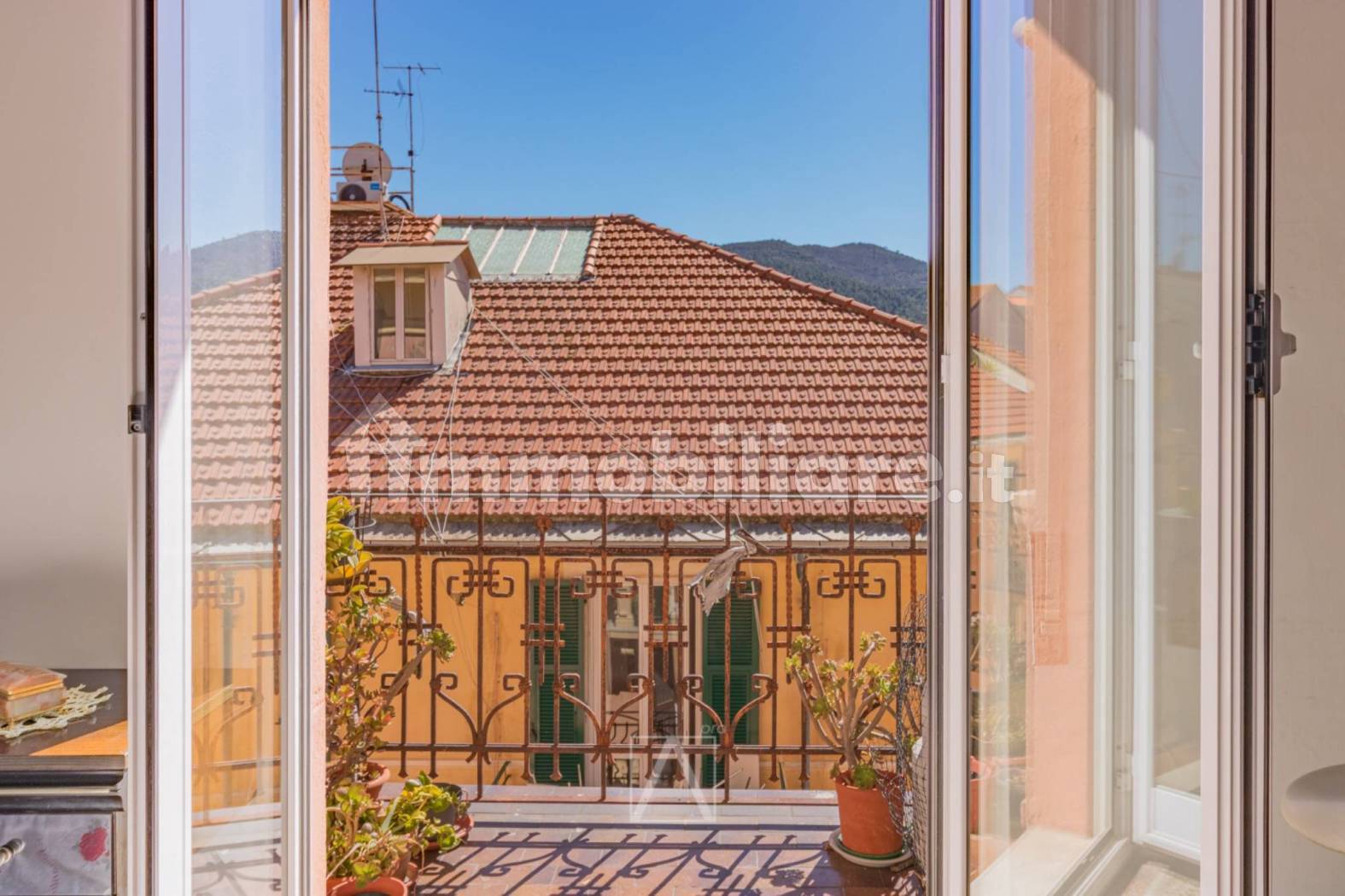 Bright Top-Floor Three-Room Apartment in Central Vado Ligure - 3