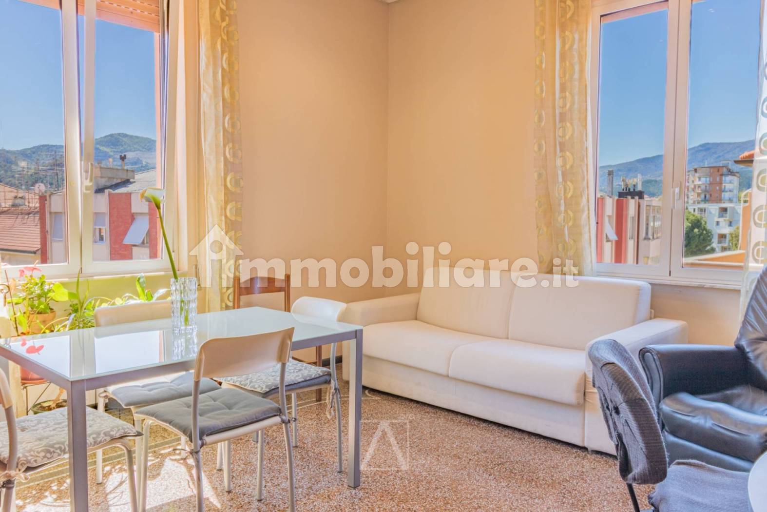 Bright Top-Floor Three-Room Apartment in Central Vado Ligure - 5