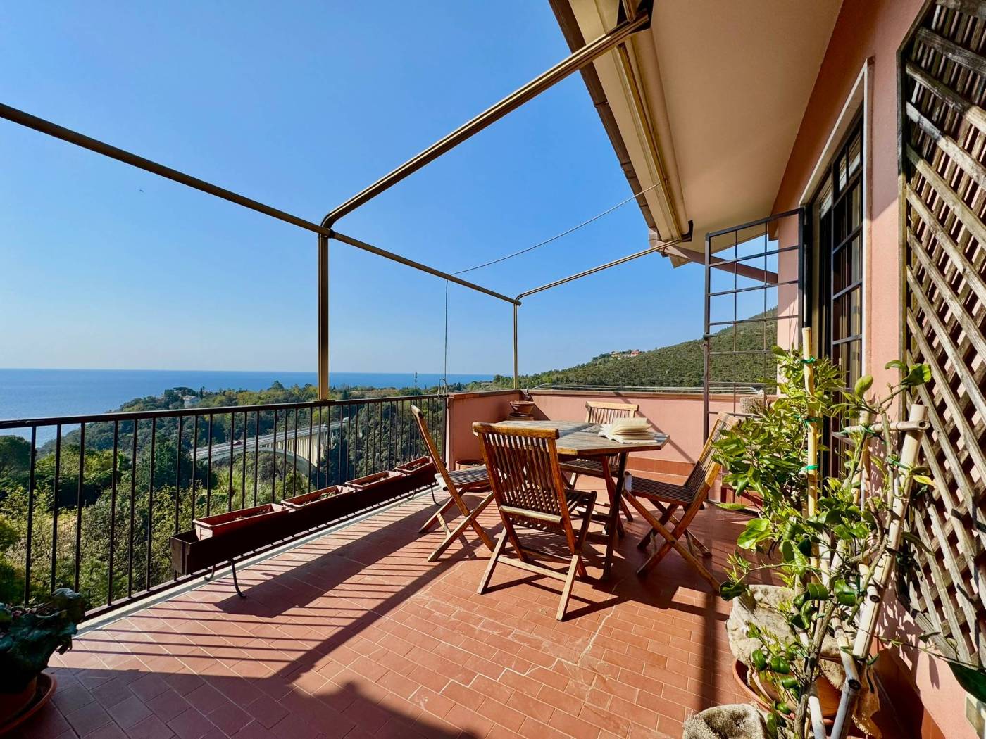 Two-Level Apartment with Sea-View Terraces in Varazze - 4