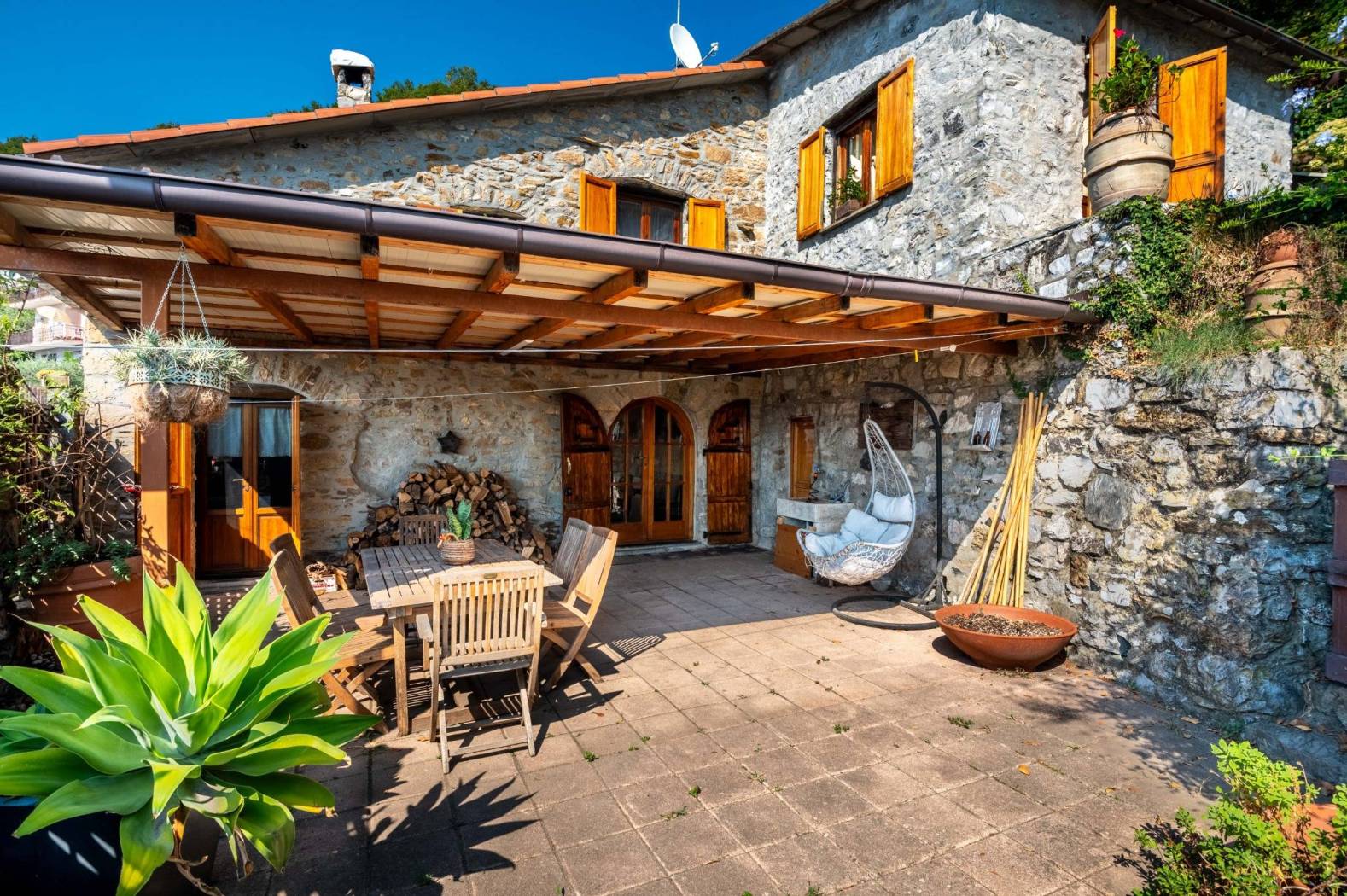 Detached Villa with Garden on the Leivi Hillside