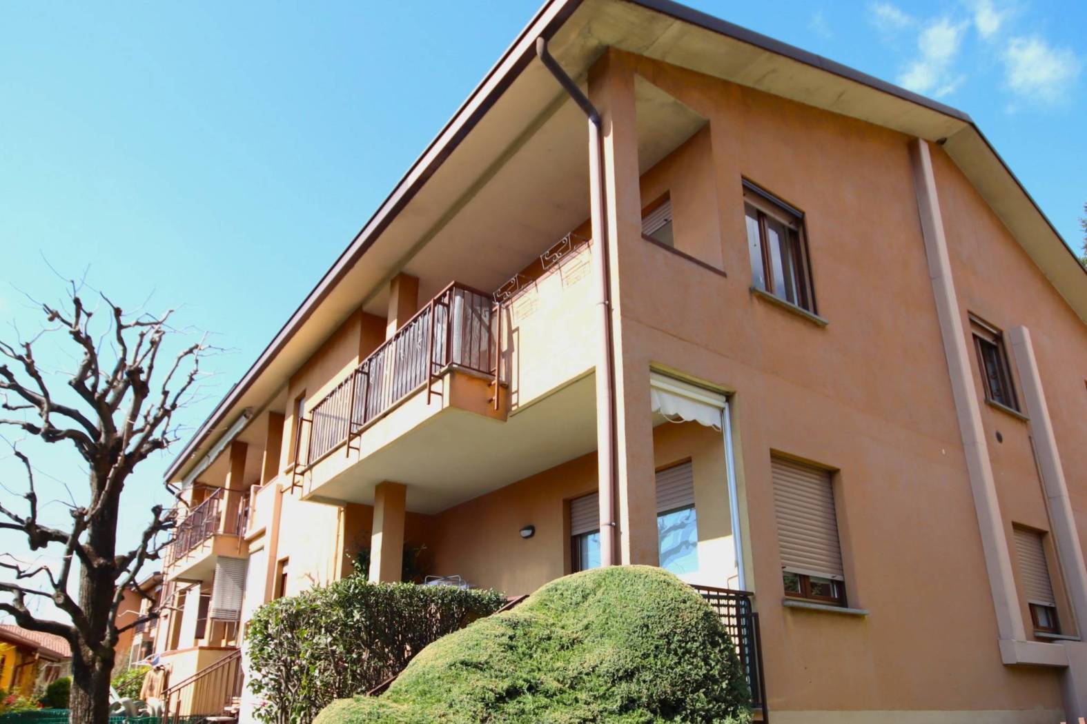 Top-Floor Four-Room Apartment with Covered Terrace in Barzano - 2