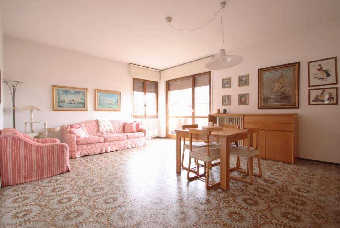 Top-Floor Four-Room Apartment with Covered Terrace in Barzano - 4
