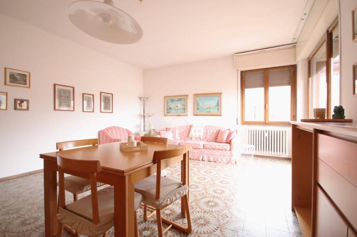 Top-Floor Four-Room Apartment with Covered Terrace in Barzano - 5