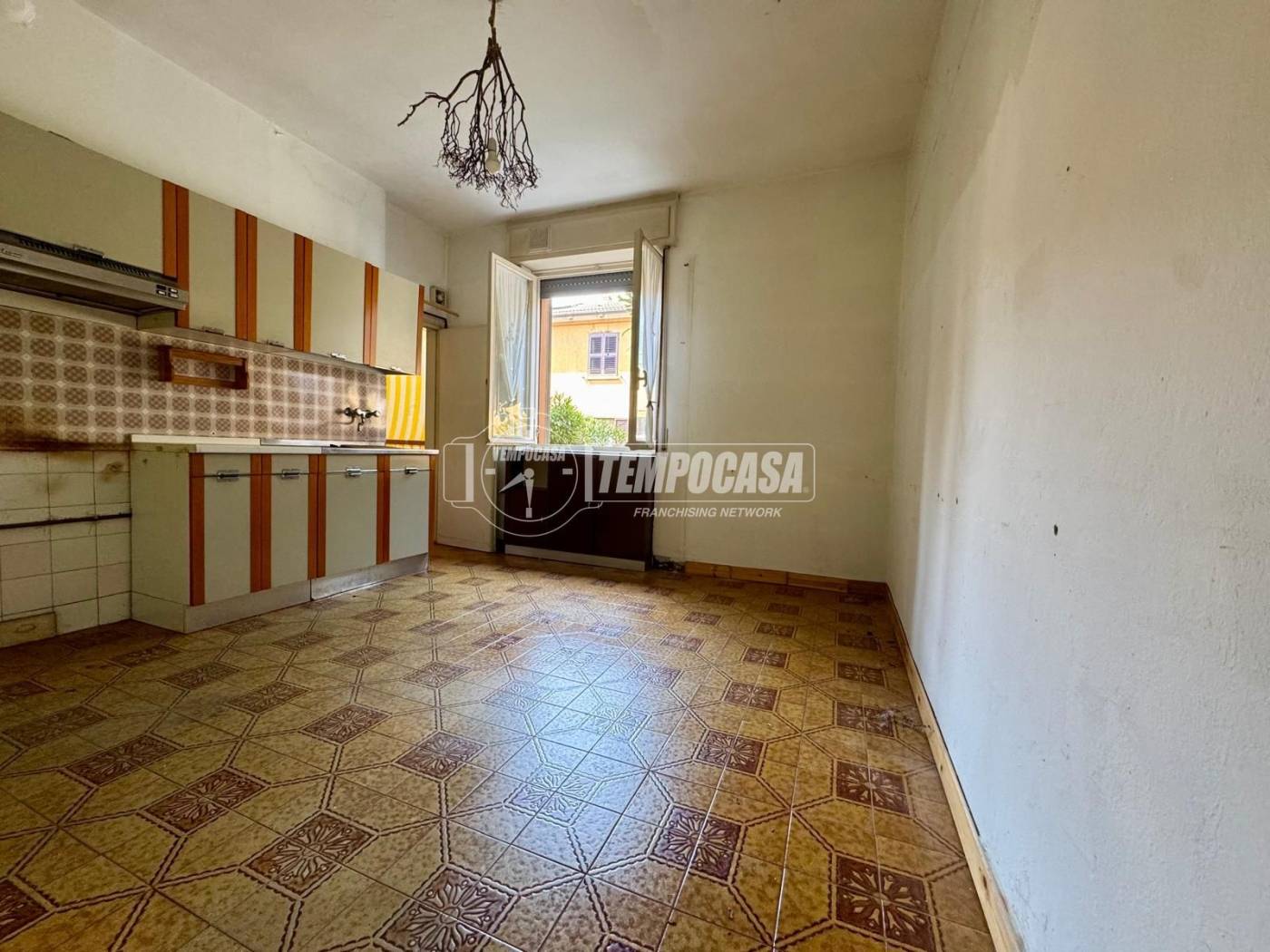Three-Room Apartment with Attic Storage on Via Ugo Brunetti in Lodi - 4