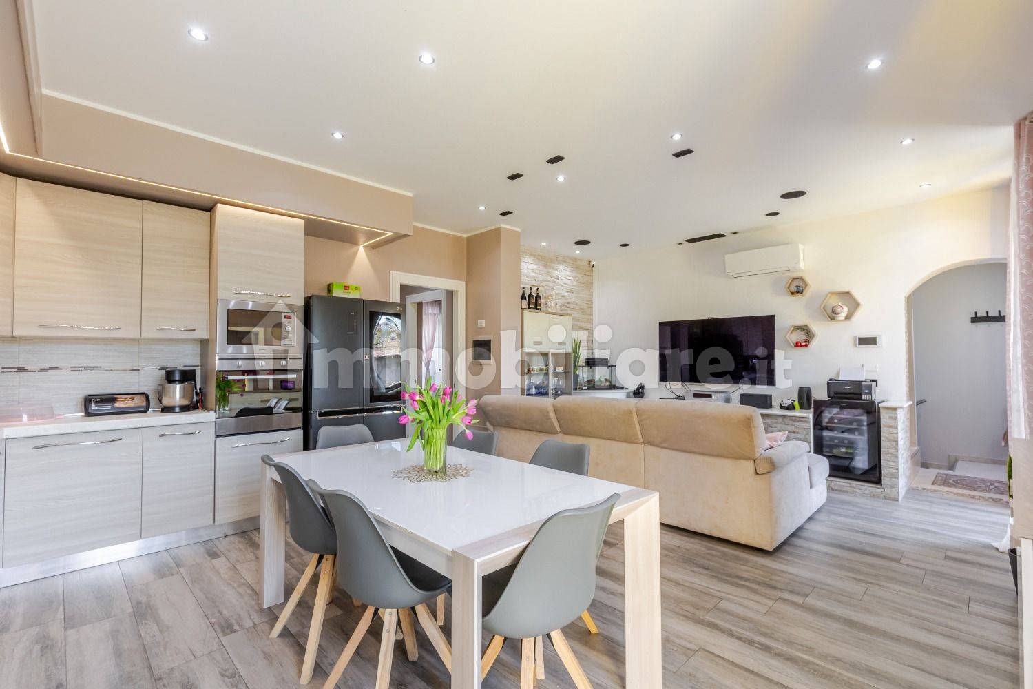 Renovated Semi-Independent Duplex Apartment in Lonate Ceppino - 4