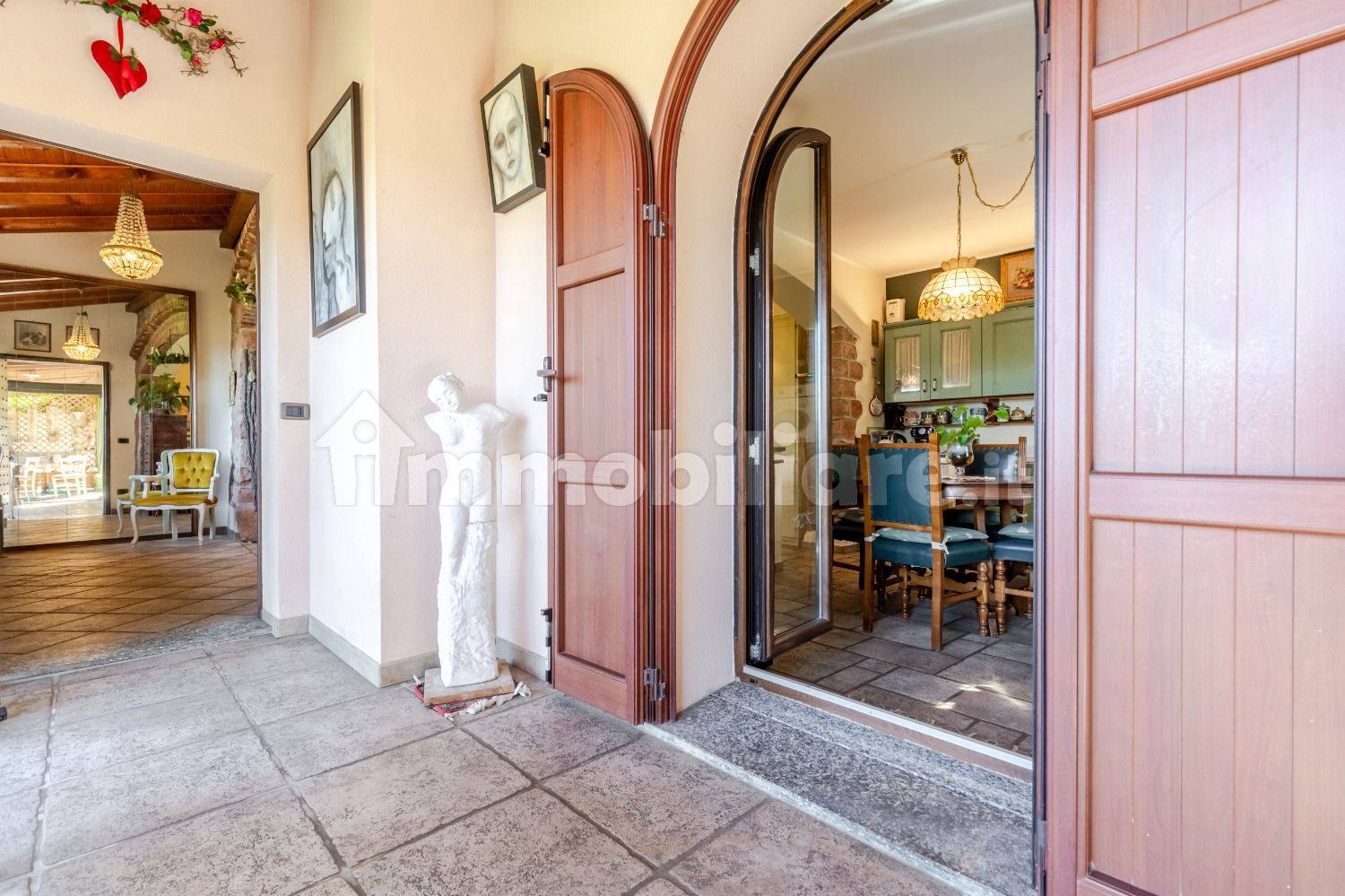 Independent Three-Level Home with Veranda in Vedano Olona - 4