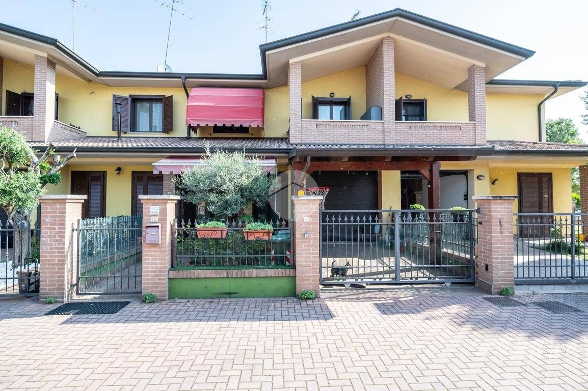 Modern Townhouse with Garden in Curtatone Eremo - 2
