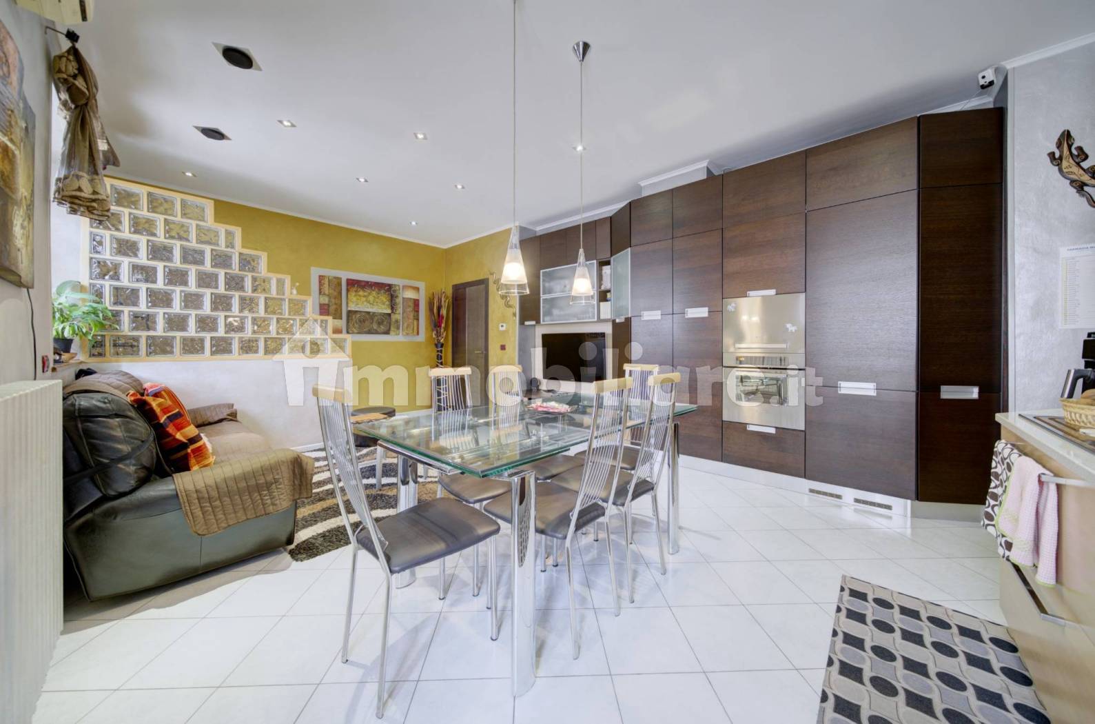 Renovated Three-Room Apartment with Three Balconies on Via Venaria in Turin - 3