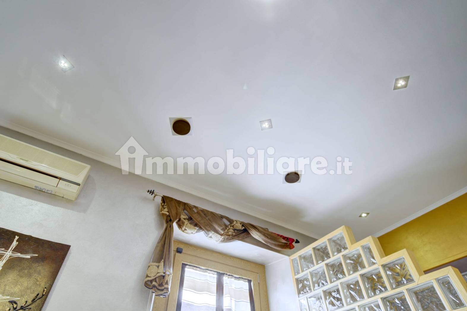 Renovated Three-Room Apartment with Three Balconies on Via Venaria in Turin - 4