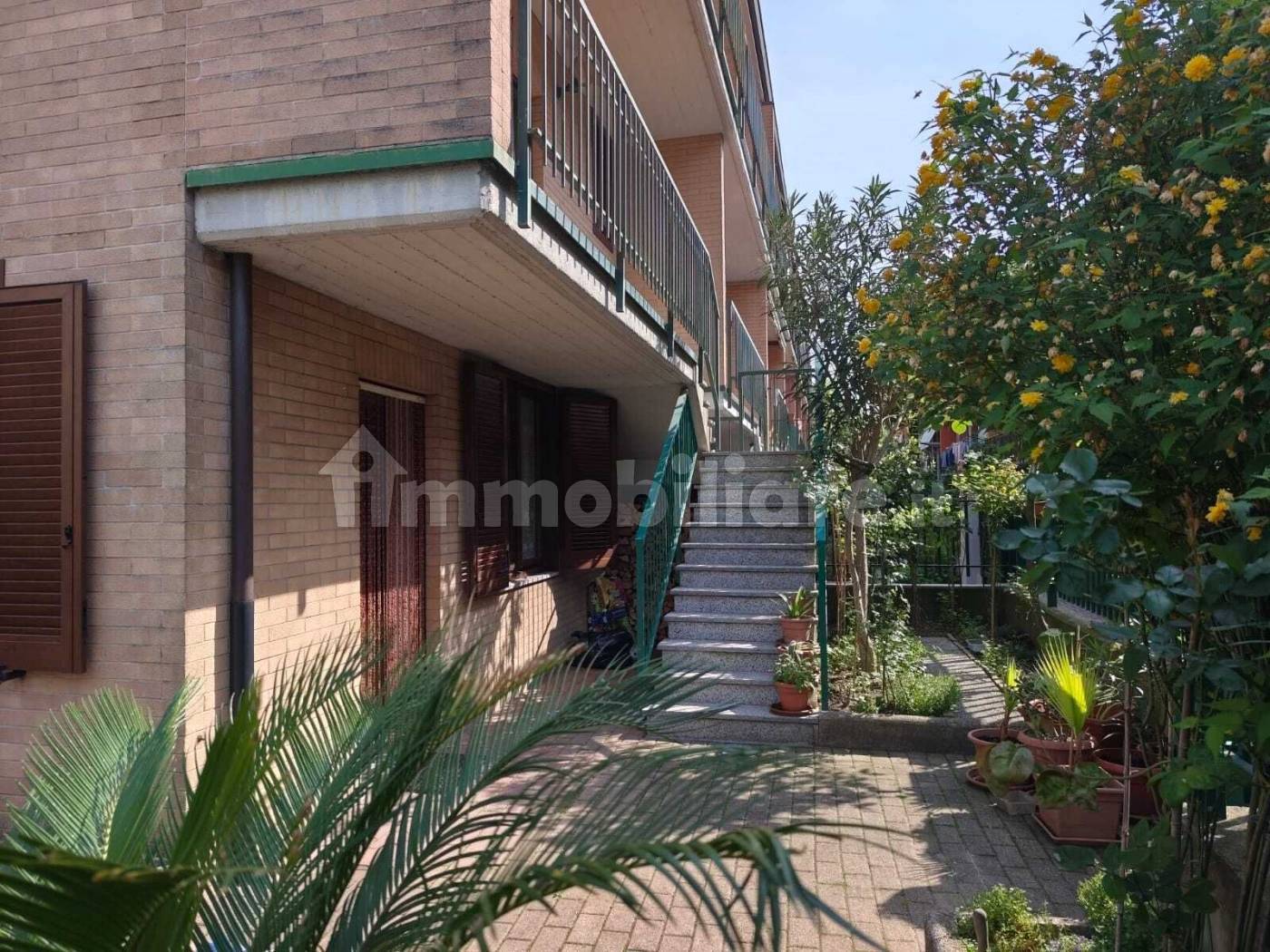 Terraced House with Garden and Garage in None - 2