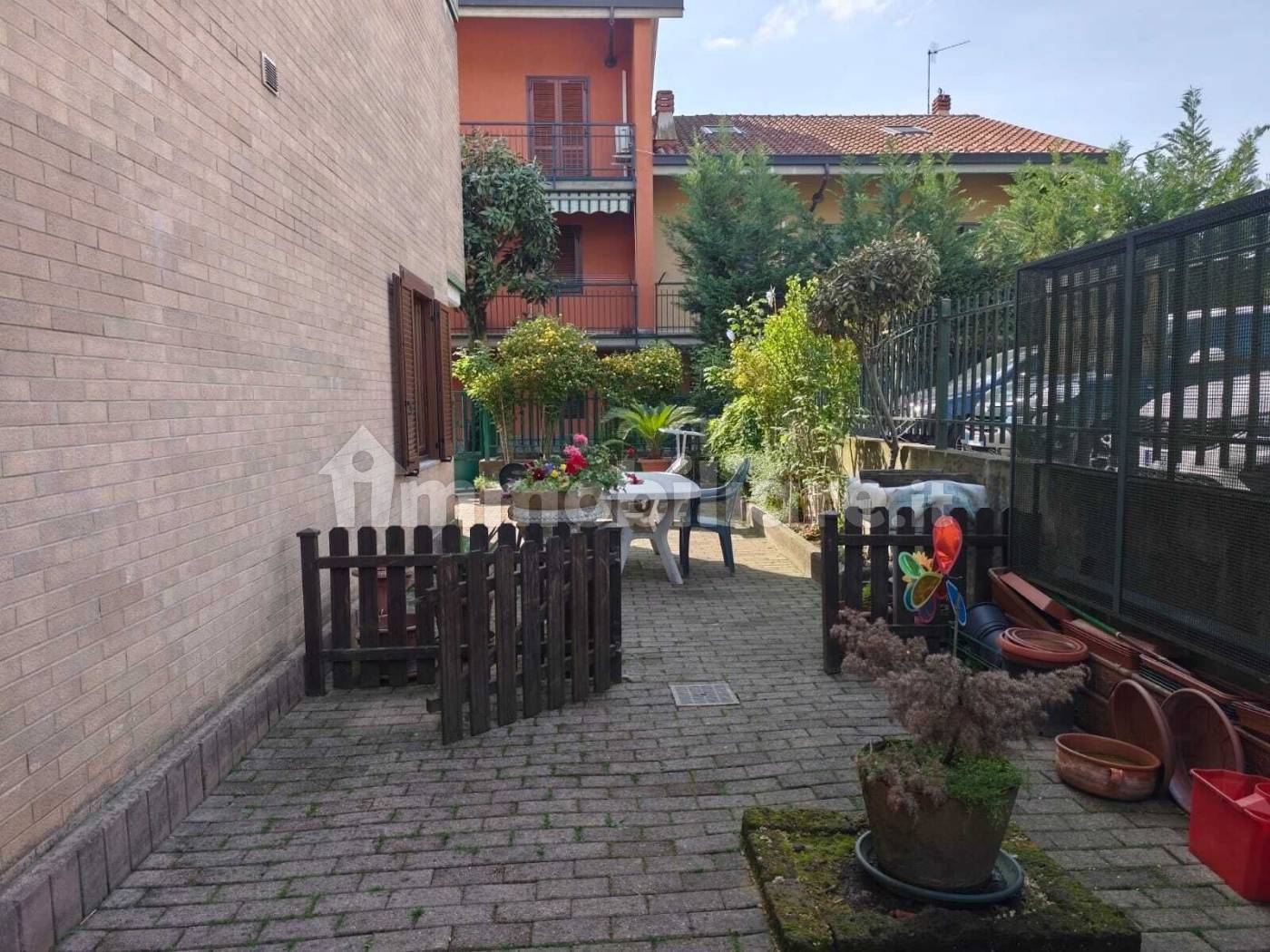 Terraced House with Garden and Garage in None - 5