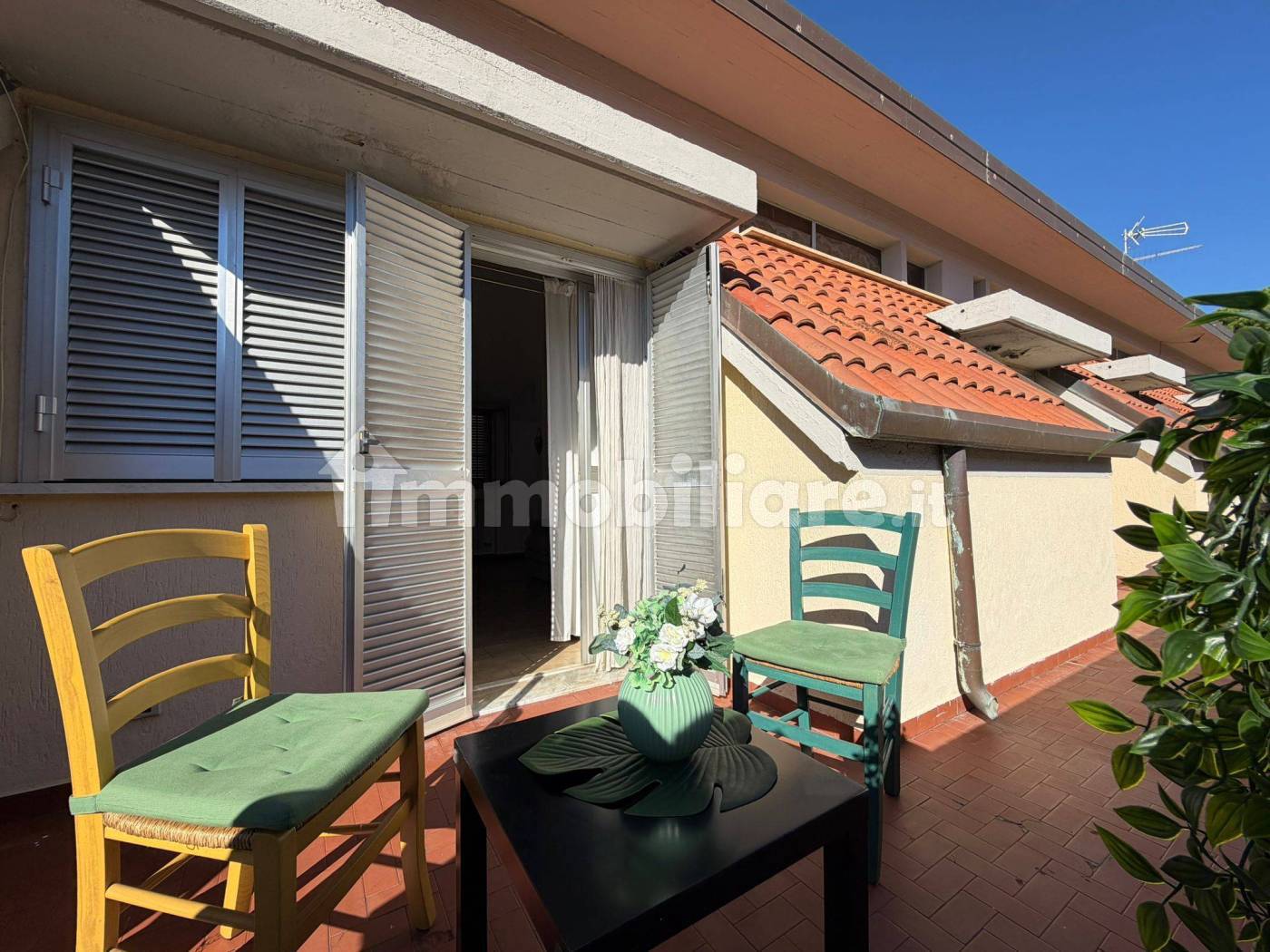 Bright Three-Room Apartment with Large Terrace in Marina di Massa - 2