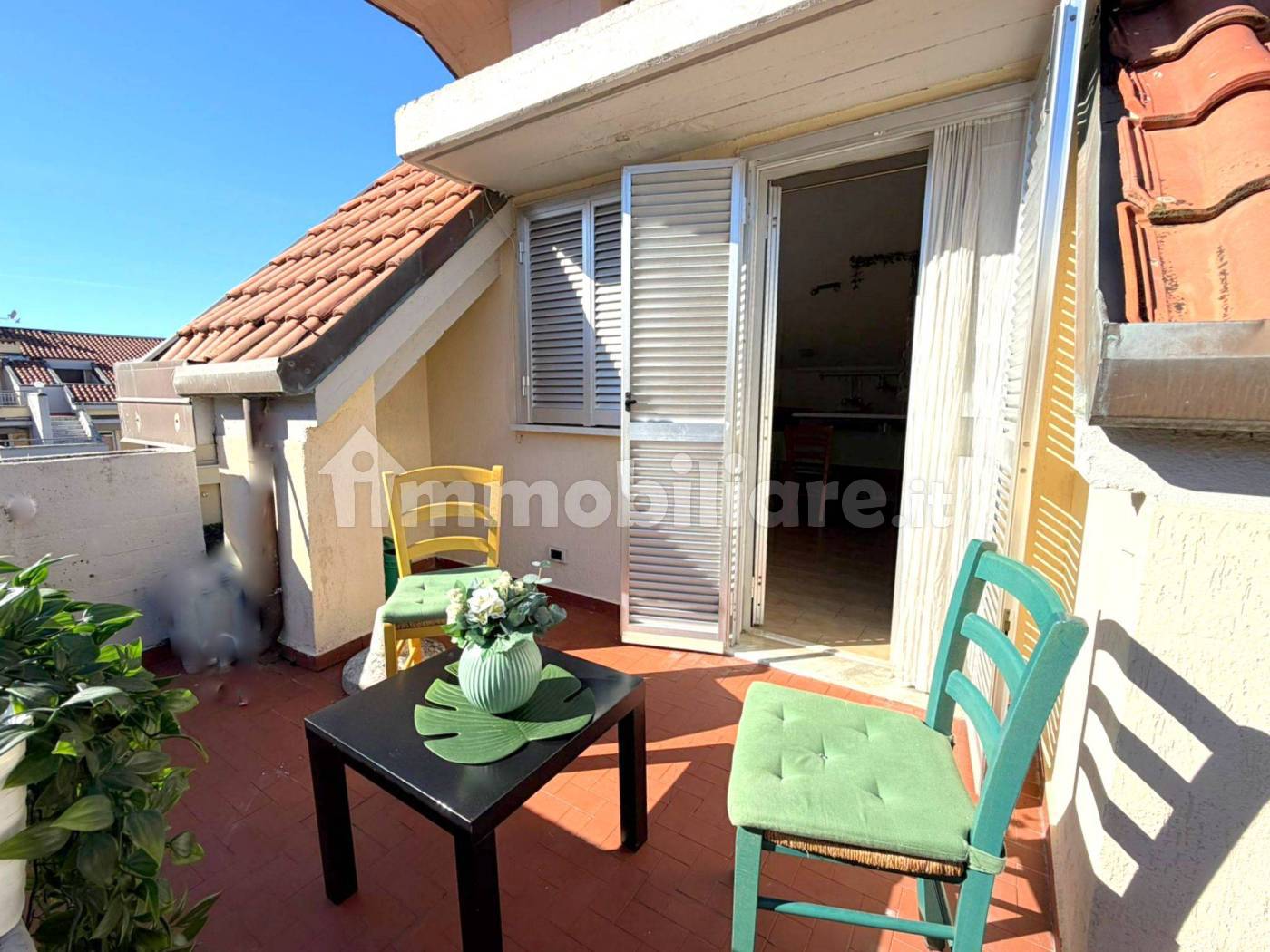 Bright Three-Room Apartment with Large Terrace in Marina di Massa - 3
