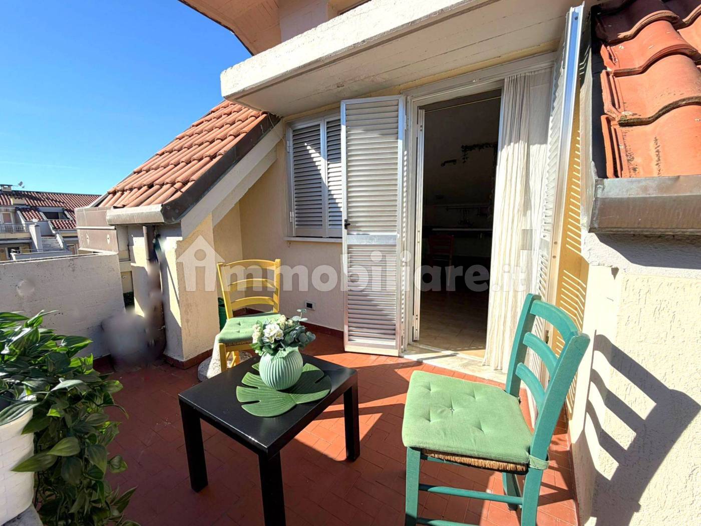 Bright Three-Room Apartment with Large Terrace in Marina di Massa - 4