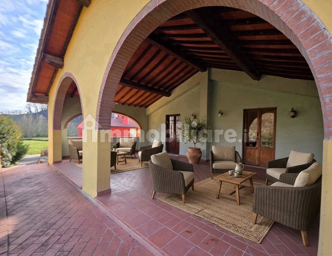 Třístranně volný dům s velkou lodžií a zahradou v Castelfiorentinu - 2